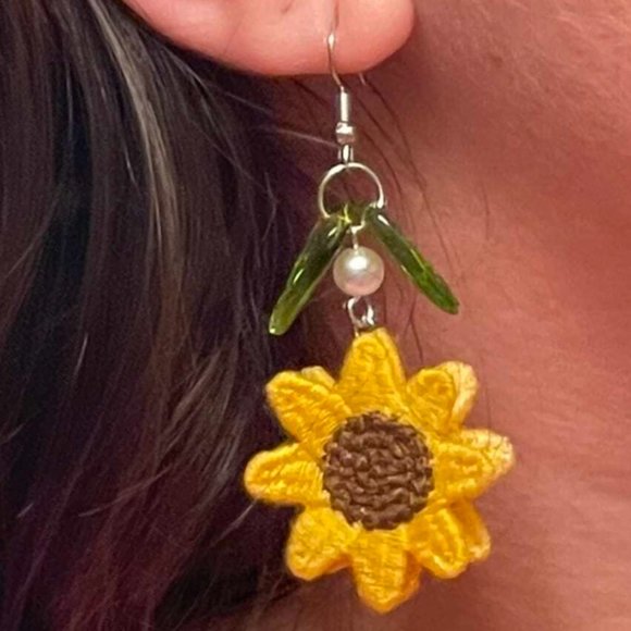 🌼 Sunflower Crochet Embroidered Drop Earrings NEW - Picture 1 of 7